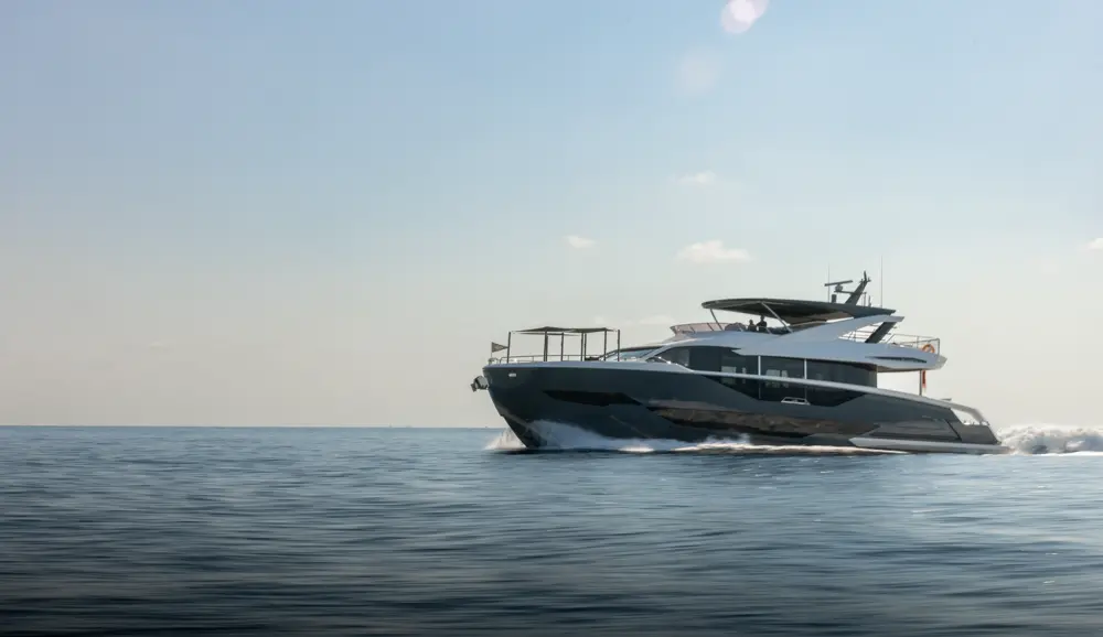 Sunseeker Ocean 90ft underway